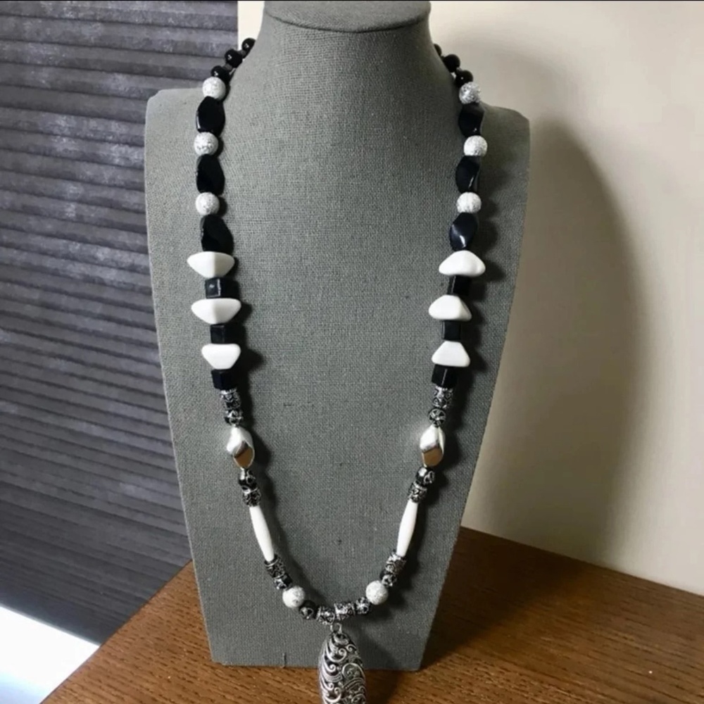 3/$25 ** Black n White Beads Necklace NWOT